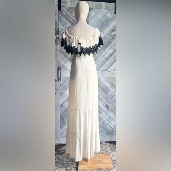 ROMEO + JULIET COUTURE NWT Off Shoulder Maxi Dress - Picture 4 of 12